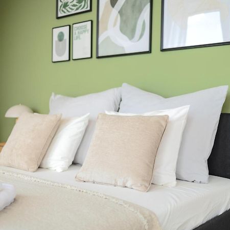 Appartamento Bright 2Br - 8Th Floor, Balcony, Free Parking - By Gravity Praga Esterno foto