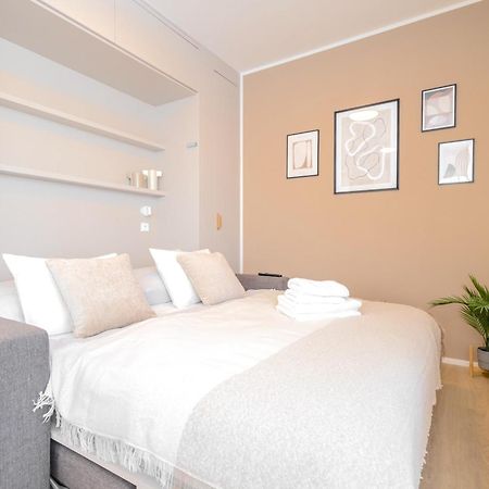 Appartamento Bright 2Br - 8Th Floor, Balcony, Free Parking - By Gravity Praga Esterno foto