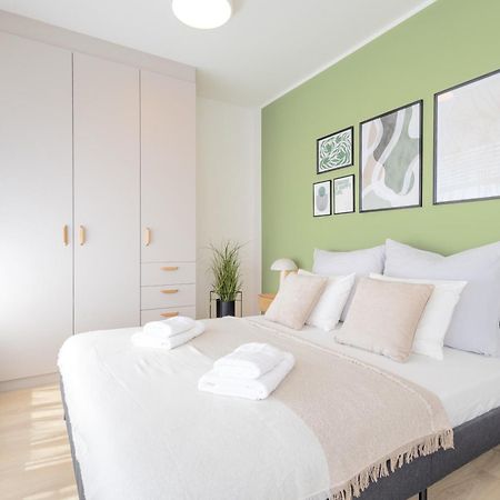 Appartamento Bright 2Br - 8Th Floor, Balcony, Free Parking - By Gravity Praga Esterno foto