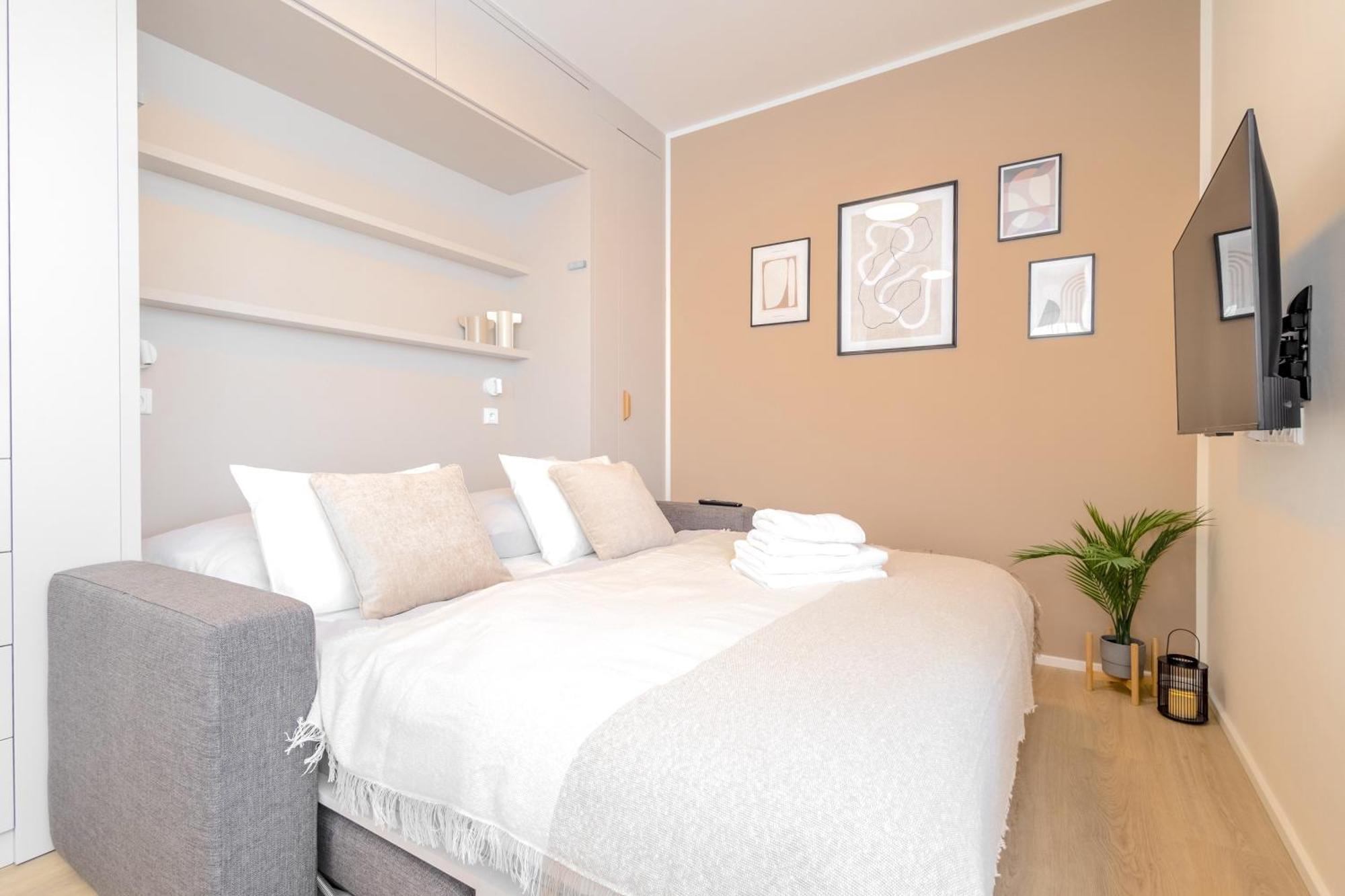 Appartamento Bright 2Br - 8Th Floor, Balcony, Free Parking - By Gravity Praga Esterno foto