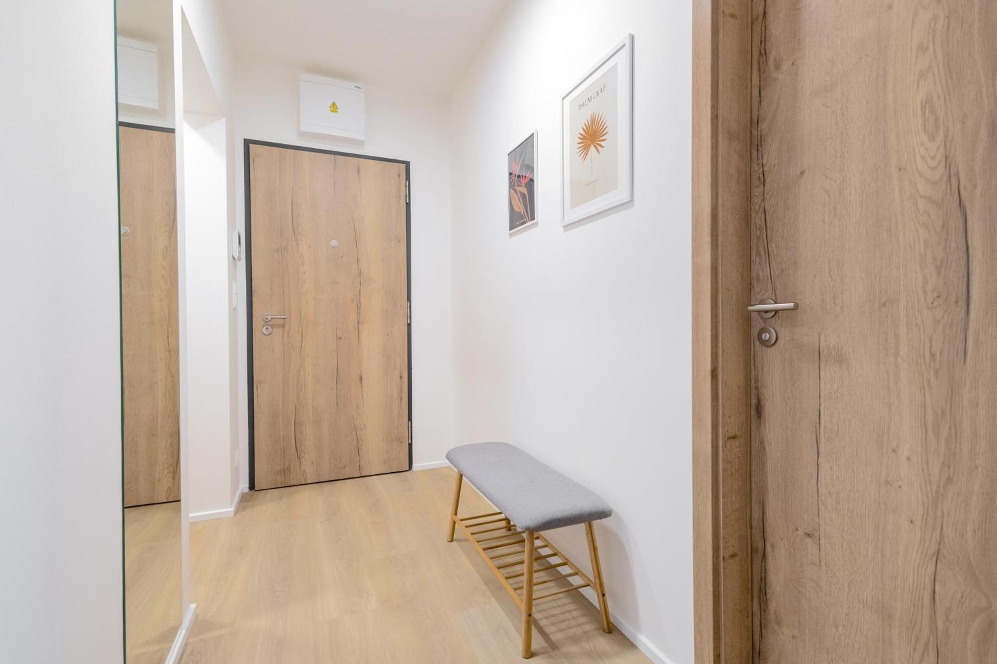 Appartamento Bright 2Br - 8Th Floor, Balcony, Free Parking - By Gravity Praga Esterno foto
