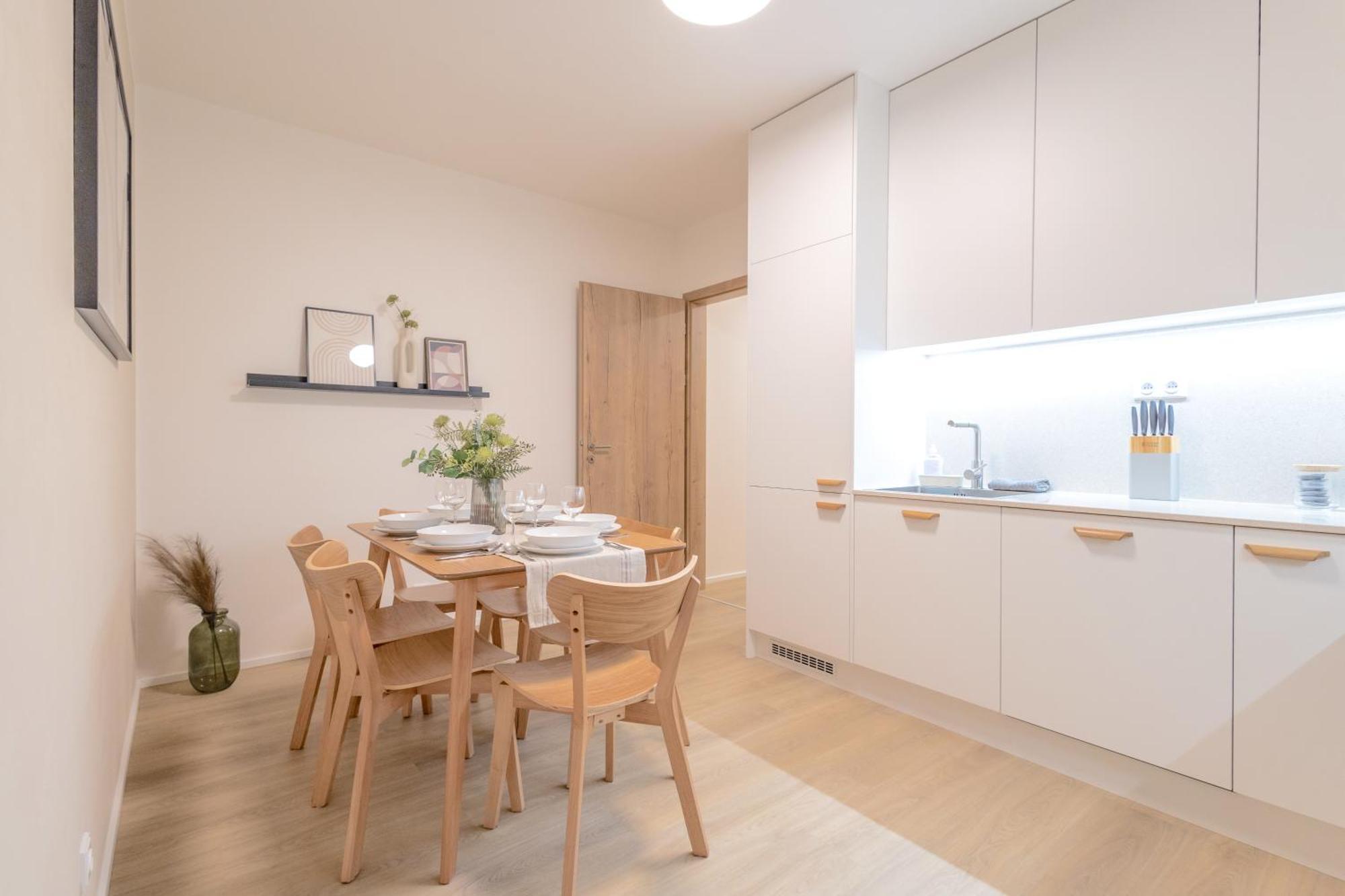 Appartamento Bright 2Br - 8Th Floor, Balcony, Free Parking - By Gravity Praga Esterno foto