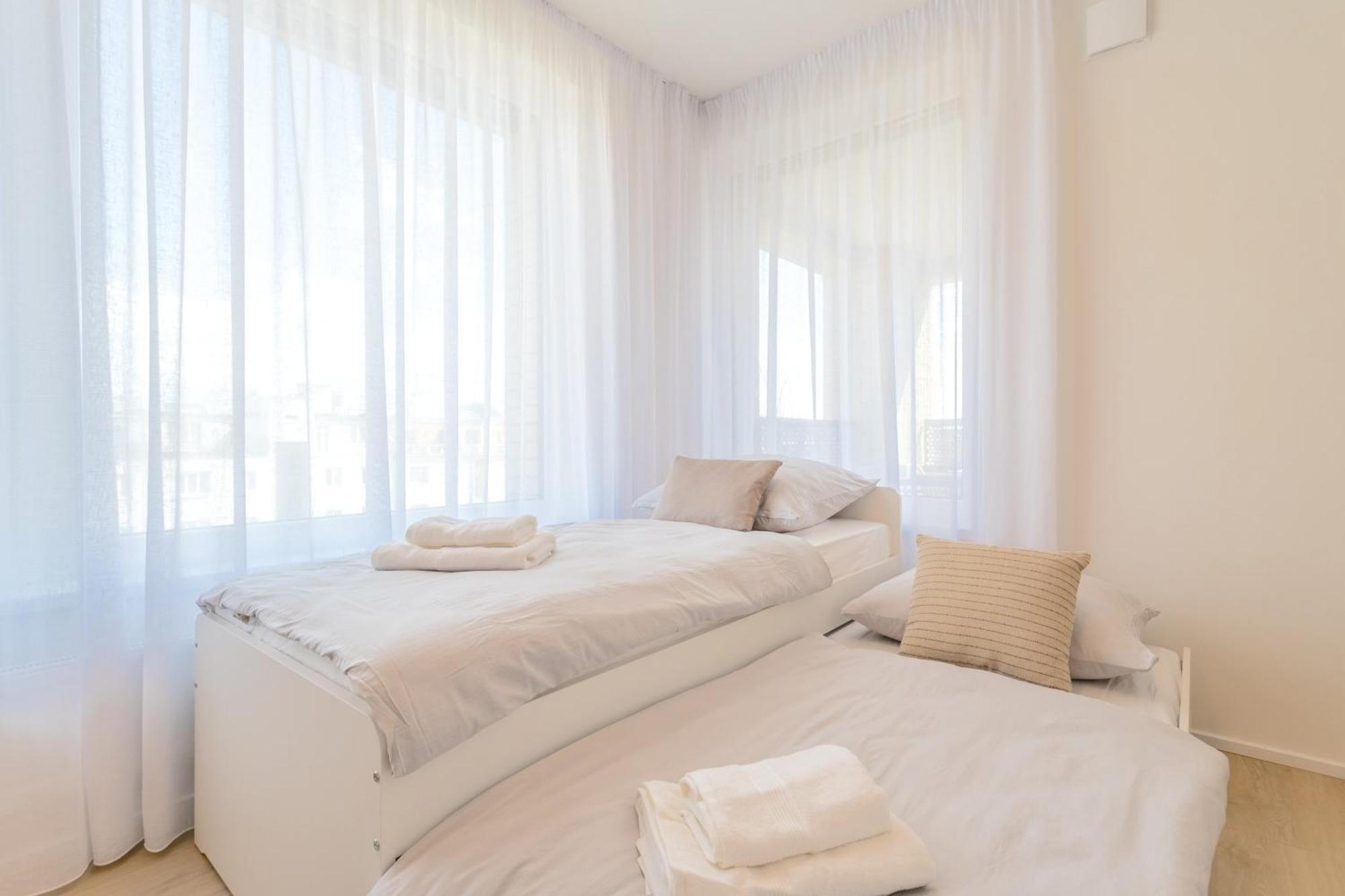 Appartamento Bright 2Br - 8Th Floor, Balcony, Free Parking - By Gravity Praga Esterno foto