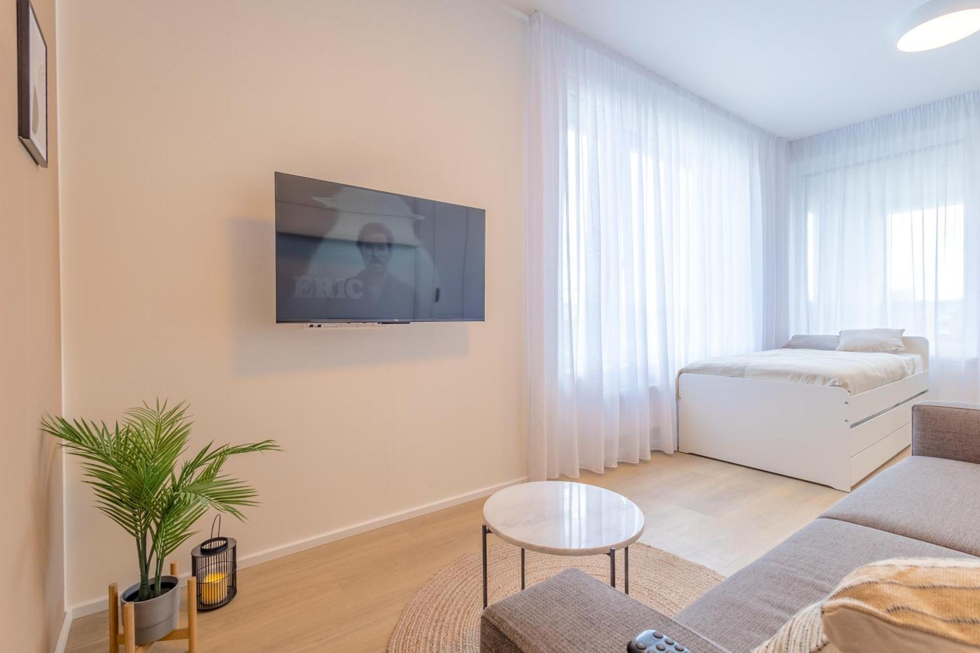 Appartamento Bright 2Br - 8Th Floor, Balcony, Free Parking - By Gravity Praga Esterno foto