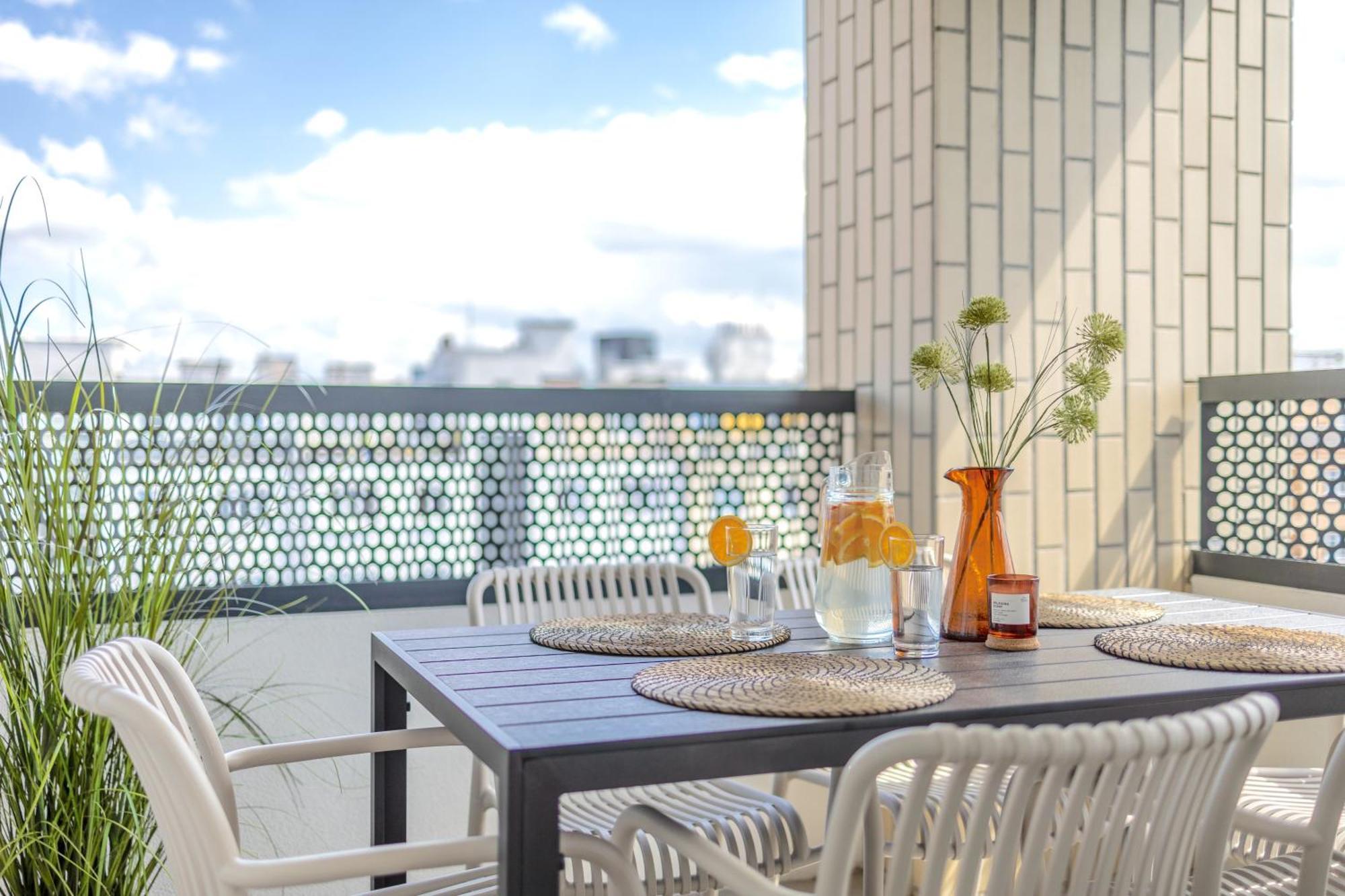 Appartamento Bright 2Br - 8Th Floor, Balcony, Free Parking - By Gravity Praga Esterno foto