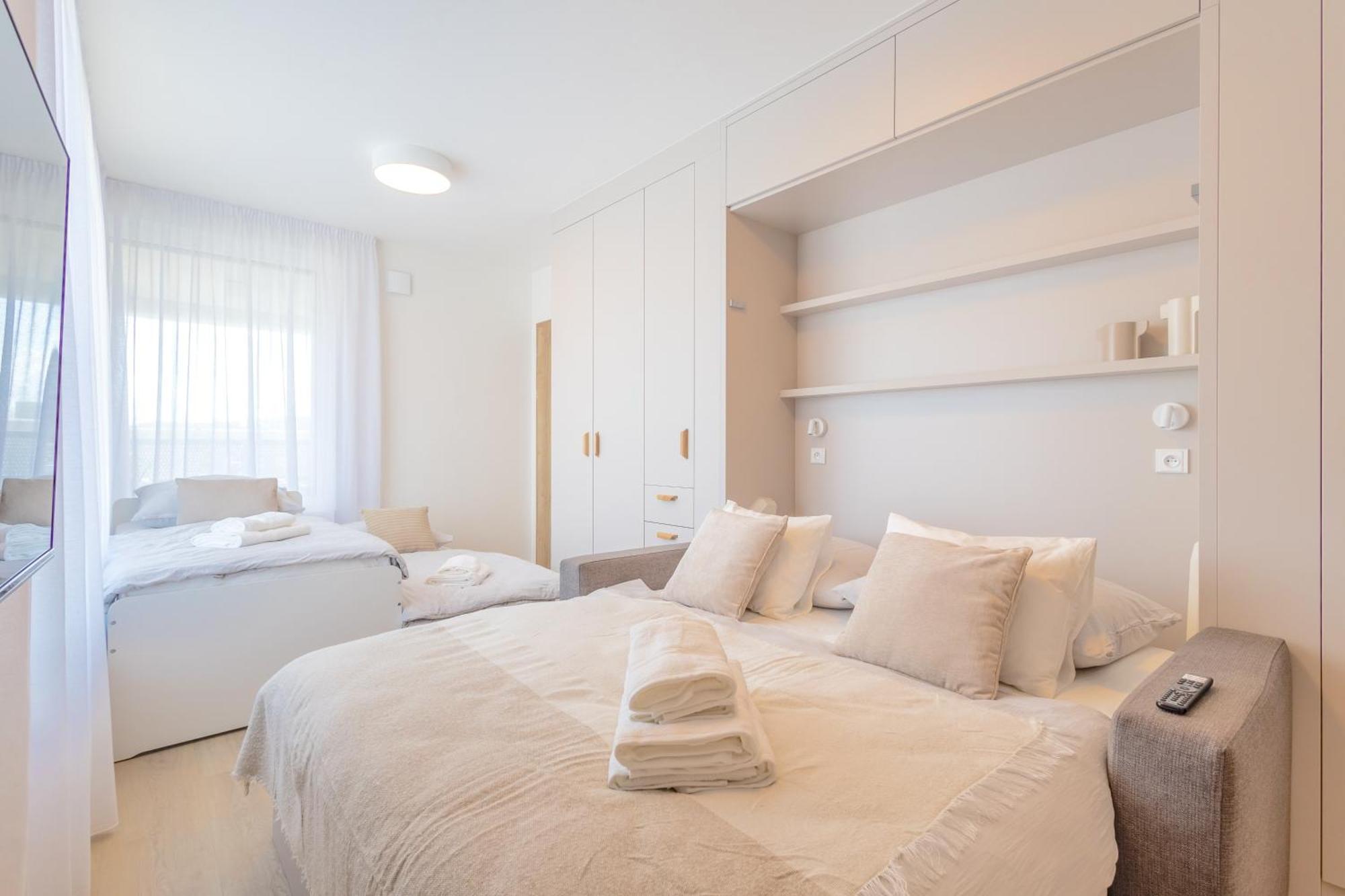 Appartamento Bright 2Br - 8Th Floor, Balcony, Free Parking - By Gravity Praga Esterno foto