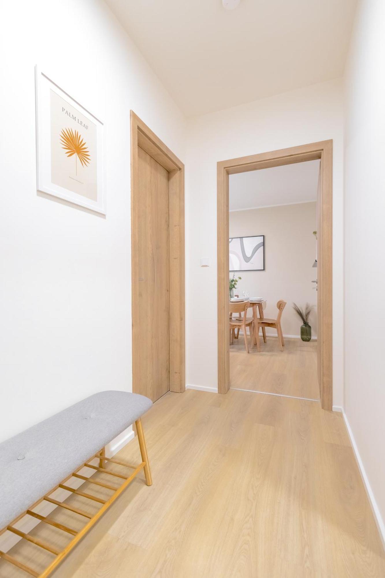 Appartamento Bright 2Br - 8Th Floor, Balcony, Free Parking - By Gravity Praga Esterno foto