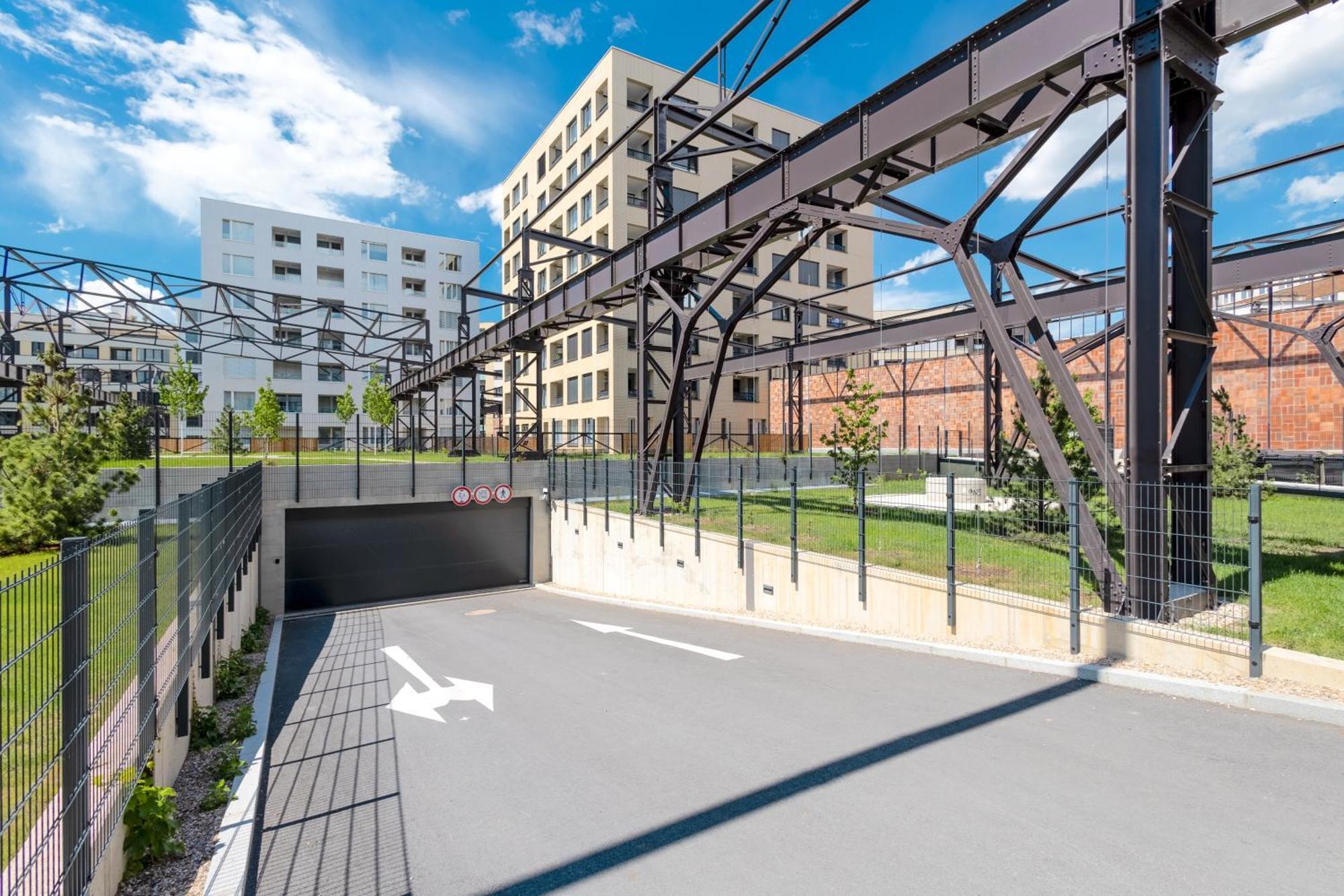 Appartamento Bright 2Br - 8Th Floor, Balcony, Free Parking - By Gravity Praga Esterno foto