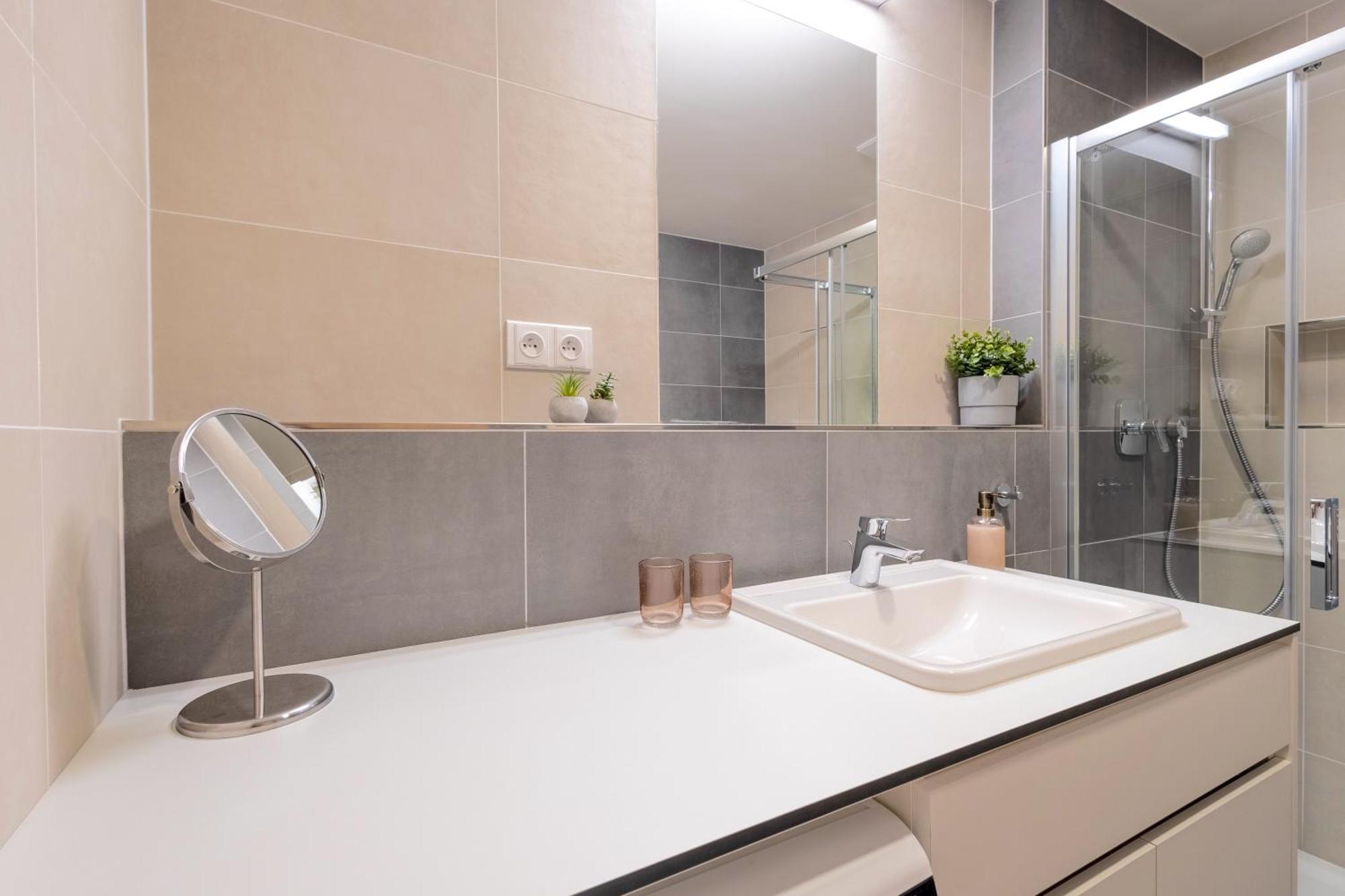 Appartamento Bright 2Br - 8Th Floor, Balcony, Free Parking - By Gravity Praga Esterno foto