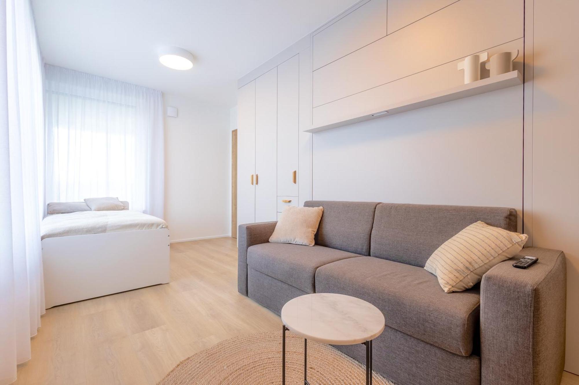 Appartamento Bright 2Br - 8Th Floor, Balcony, Free Parking - By Gravity Praga Esterno foto