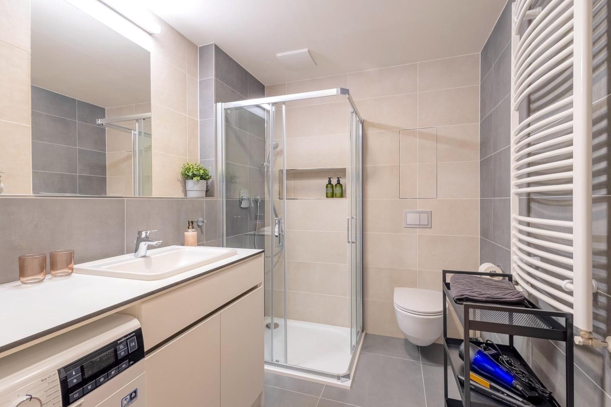 Appartamento Bright 2Br - 8Th Floor, Balcony, Free Parking - By Gravity Praga Esterno foto