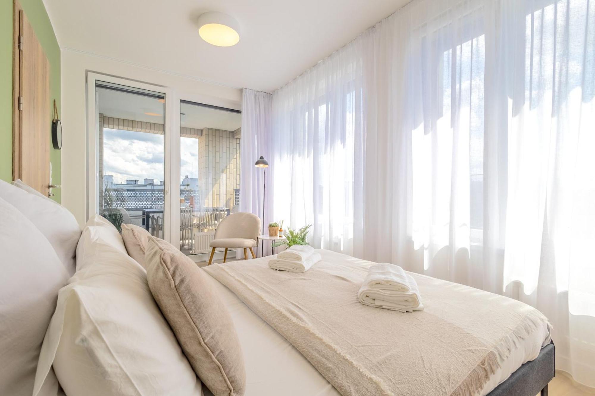 Appartamento Bright 2Br - 8Th Floor, Balcony, Free Parking - By Gravity Praga Esterno foto