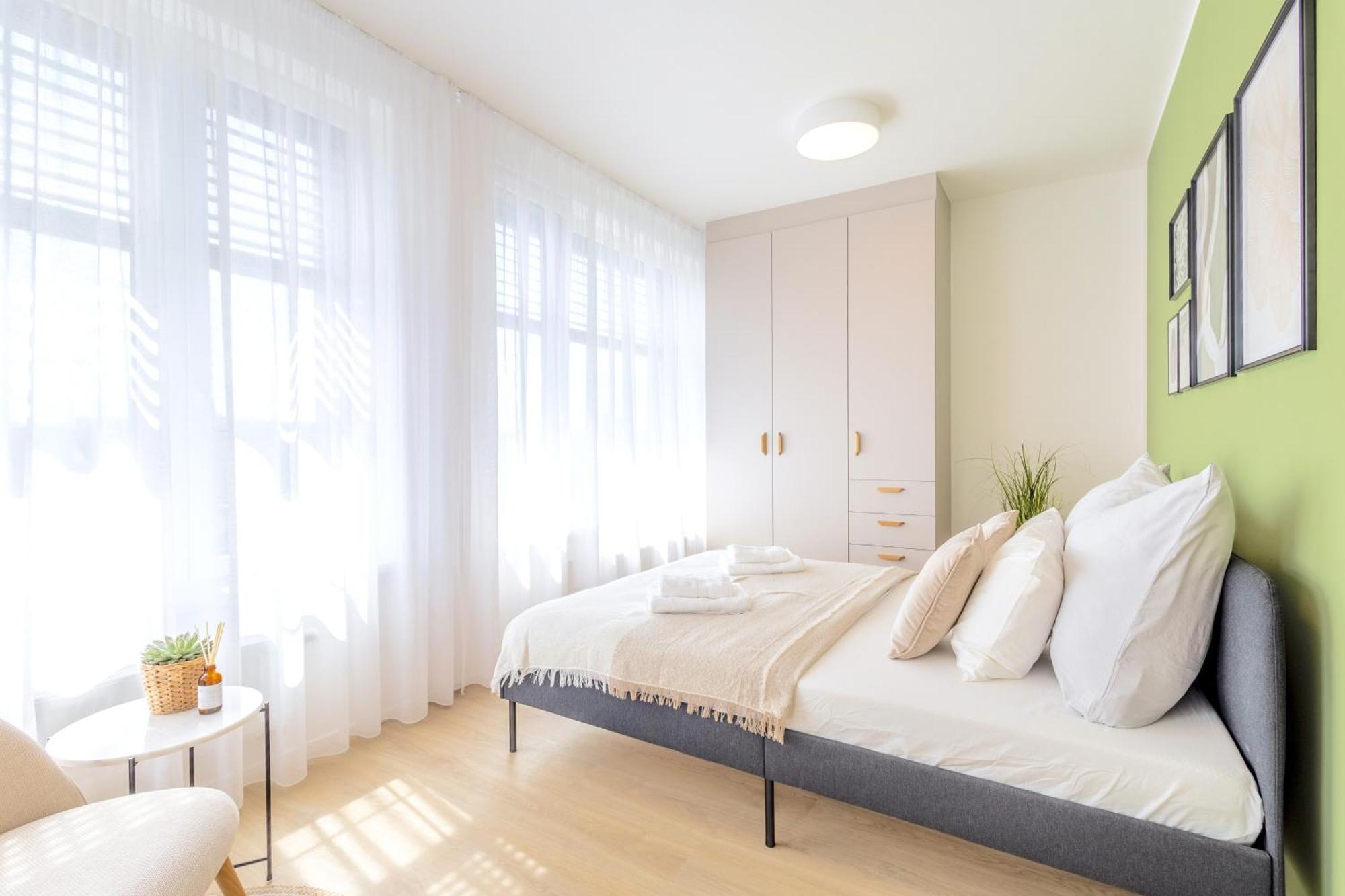 Appartamento Bright 2Br - 8Th Floor, Balcony, Free Parking - By Gravity Praga Esterno foto