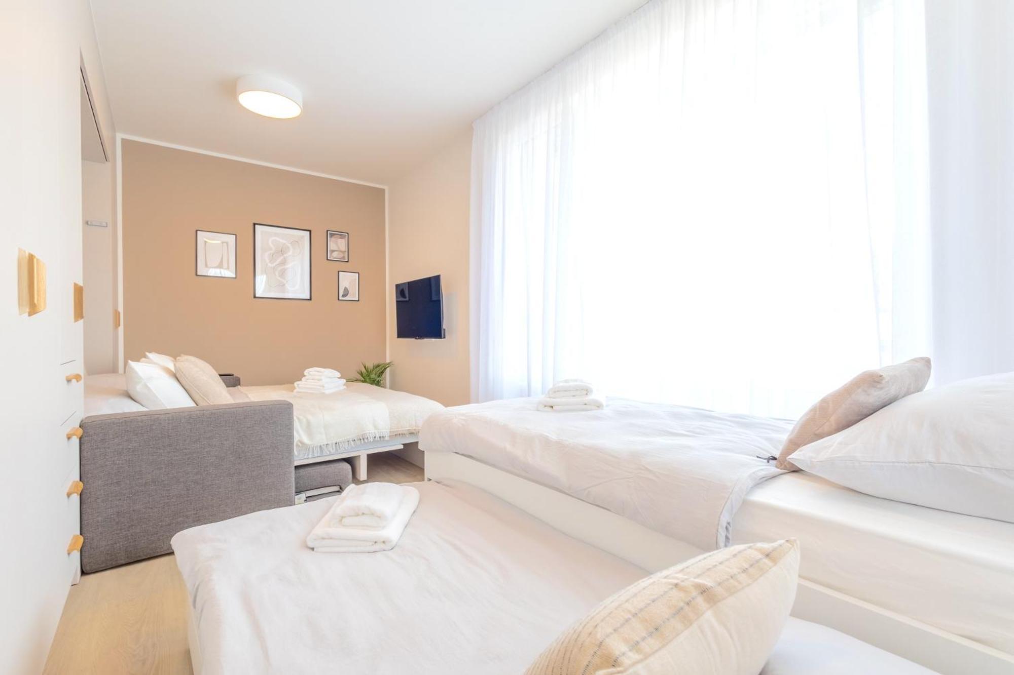 Appartamento Bright 2Br - 8Th Floor, Balcony, Free Parking - By Gravity Praga Esterno foto
