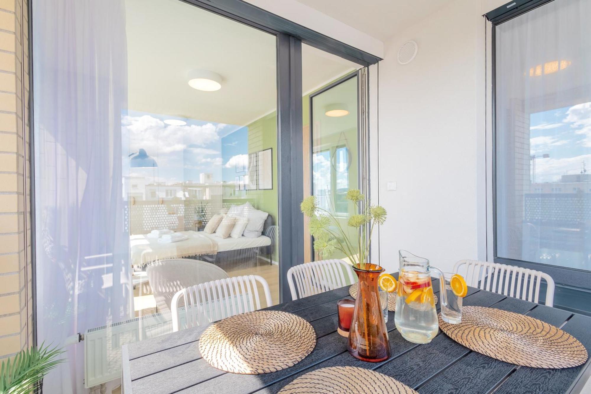 Appartamento Bright 2Br - 8Th Floor, Balcony, Free Parking - By Gravity Praga Esterno foto