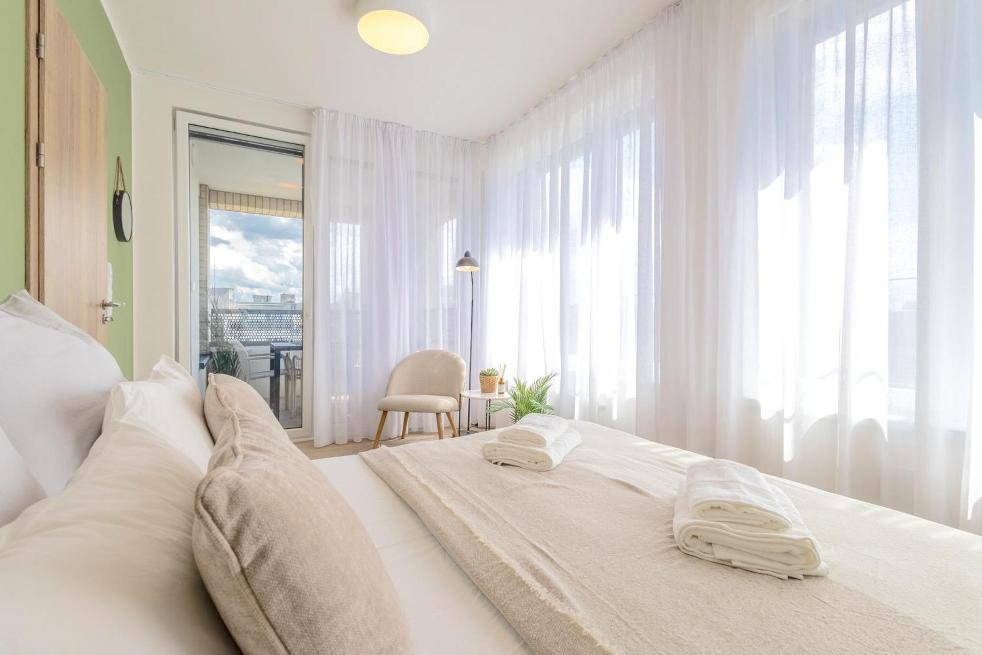 Appartamento Bright 2Br - 8Th Floor, Balcony, Free Parking - By Gravity Praga Esterno foto